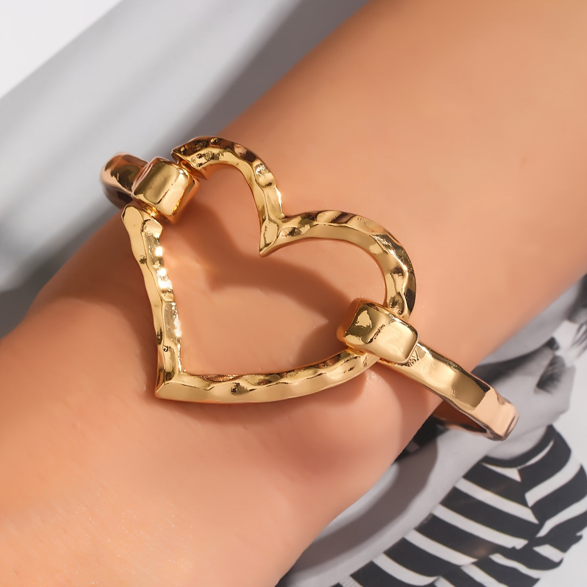 Stylish Alloy Shiny Open-Heart Bracelet for Women, Versatile And Trendy for Street Photography.